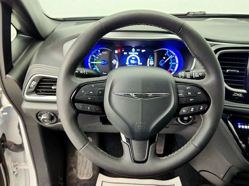 Used 2024 Chrysler Pacifica Limited FWD image 13