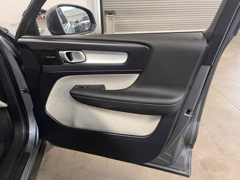 Used 2019 Volvo XC40 T5 Momentum image 12