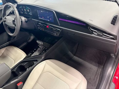 Used 2025 Kia Niro EX FWD image 29
