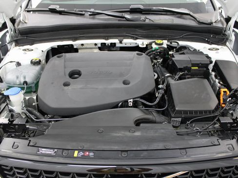 Used 2025 Volvo XC40 B5 Plus image 8