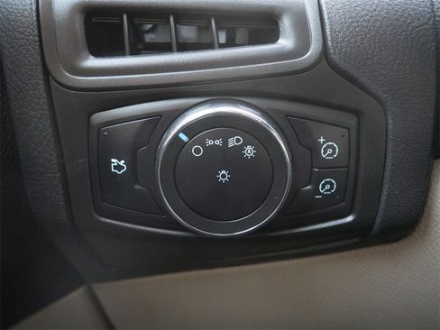 Used 2013 Ford Focus SE w/ SE Winter Pkg image 16