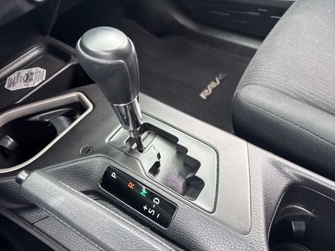 Used 2018 Toyota RAV4 LE w/ Carpet Mat Package AWD/4WD image 15
