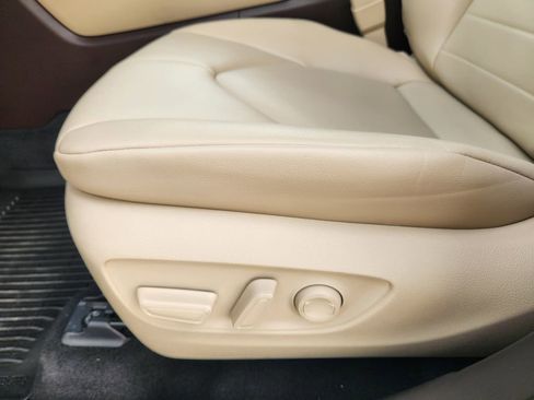 Used 2022 Toyota Highlander XLE AWD/4WD image 23