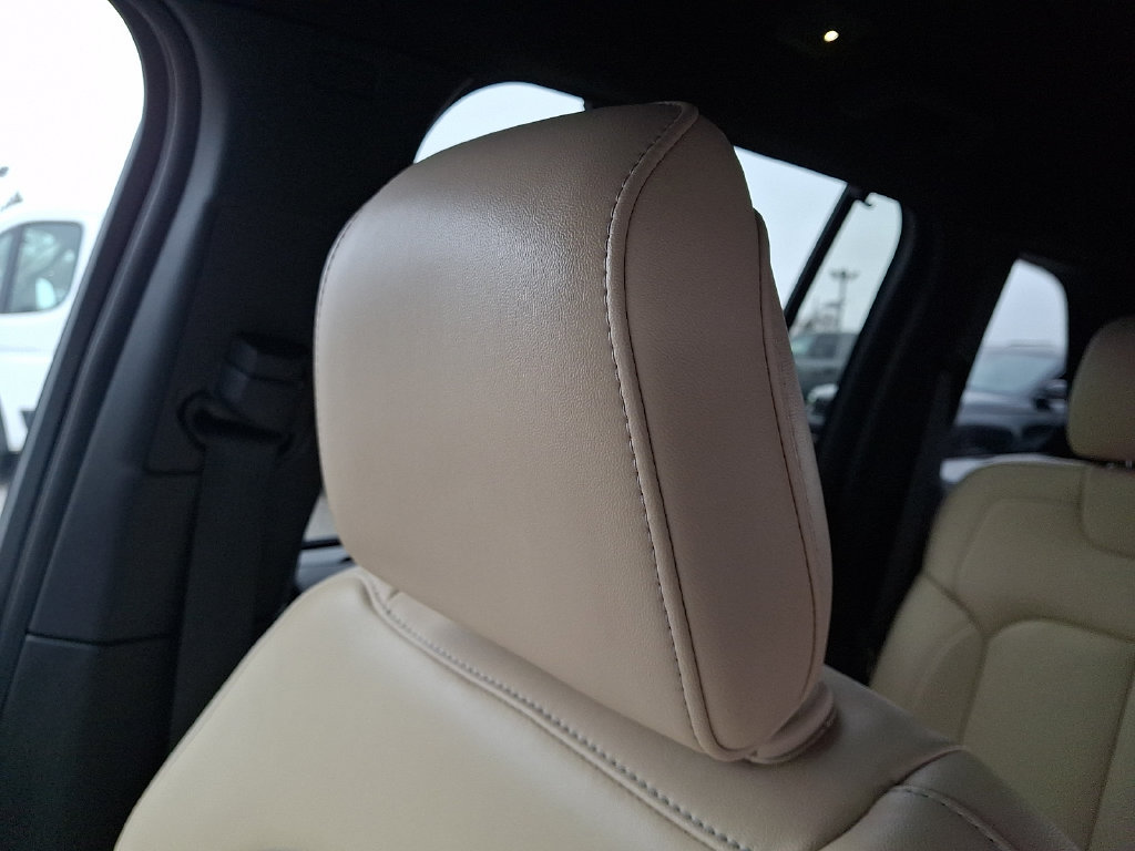 Used 2023 Jeep Grand Cherokee Limited w/ Luxury Tech Group II AWD/4WD image 18