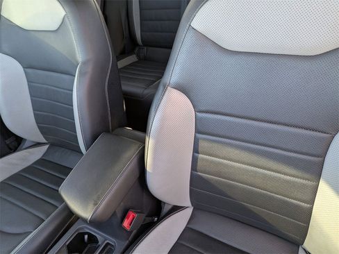 Used 2022 Volkswagen Taos SEL w/ Panoramic Sunroof Package image 15