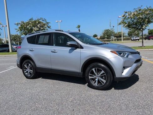 Used 2018 Toyota RAV4 XLE FWD image 2