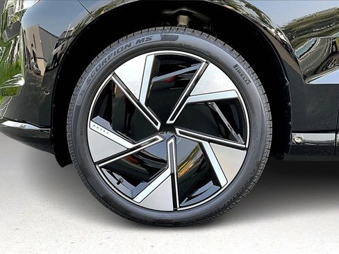 New 2025 Volvo EX90 Plus image 13