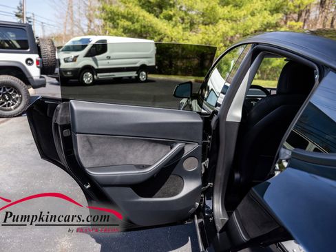 Used 2022 Tesla Model Y Long Range image 12