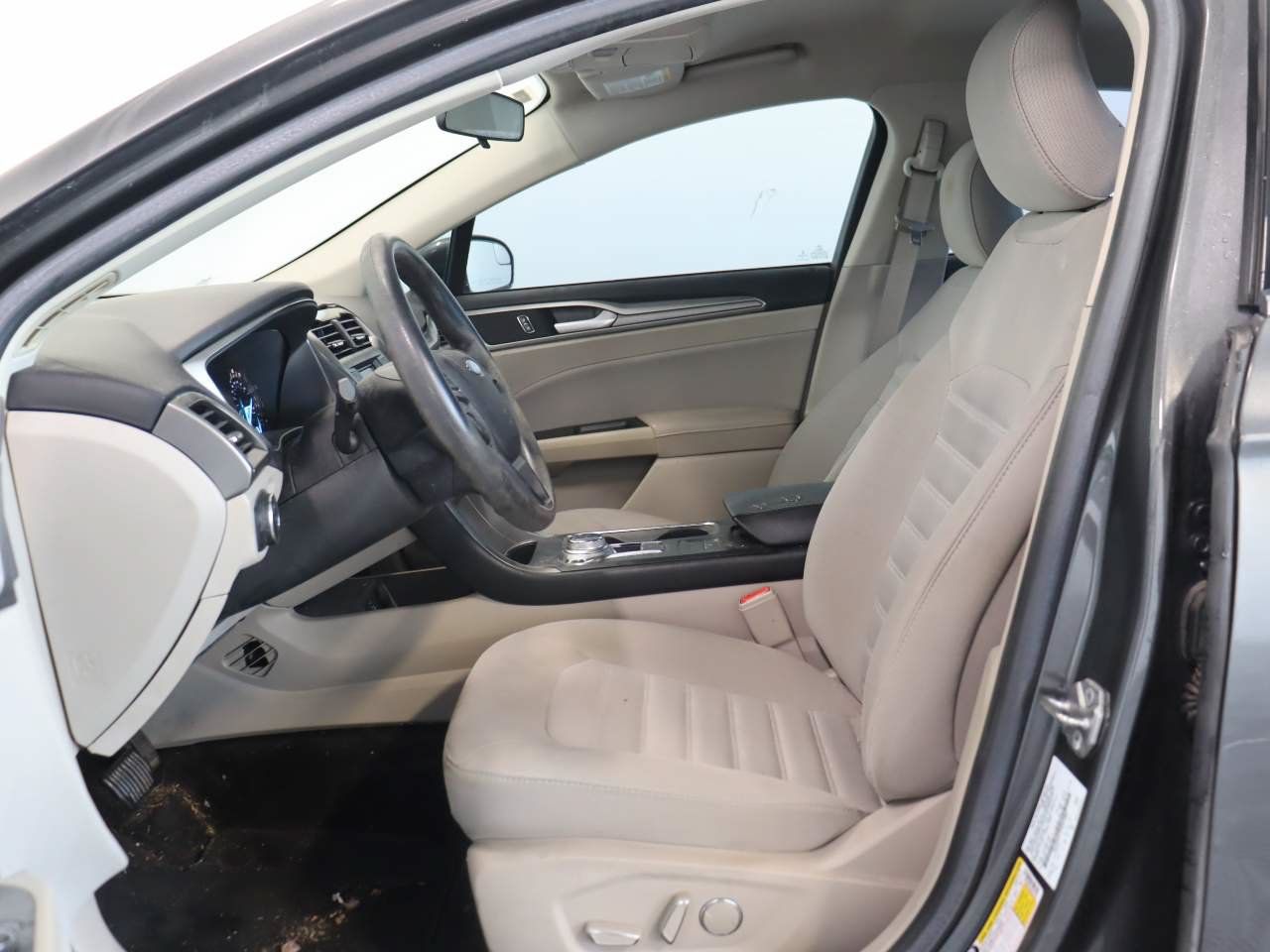 Used 2017 Ford Fusion SE FWD image 8