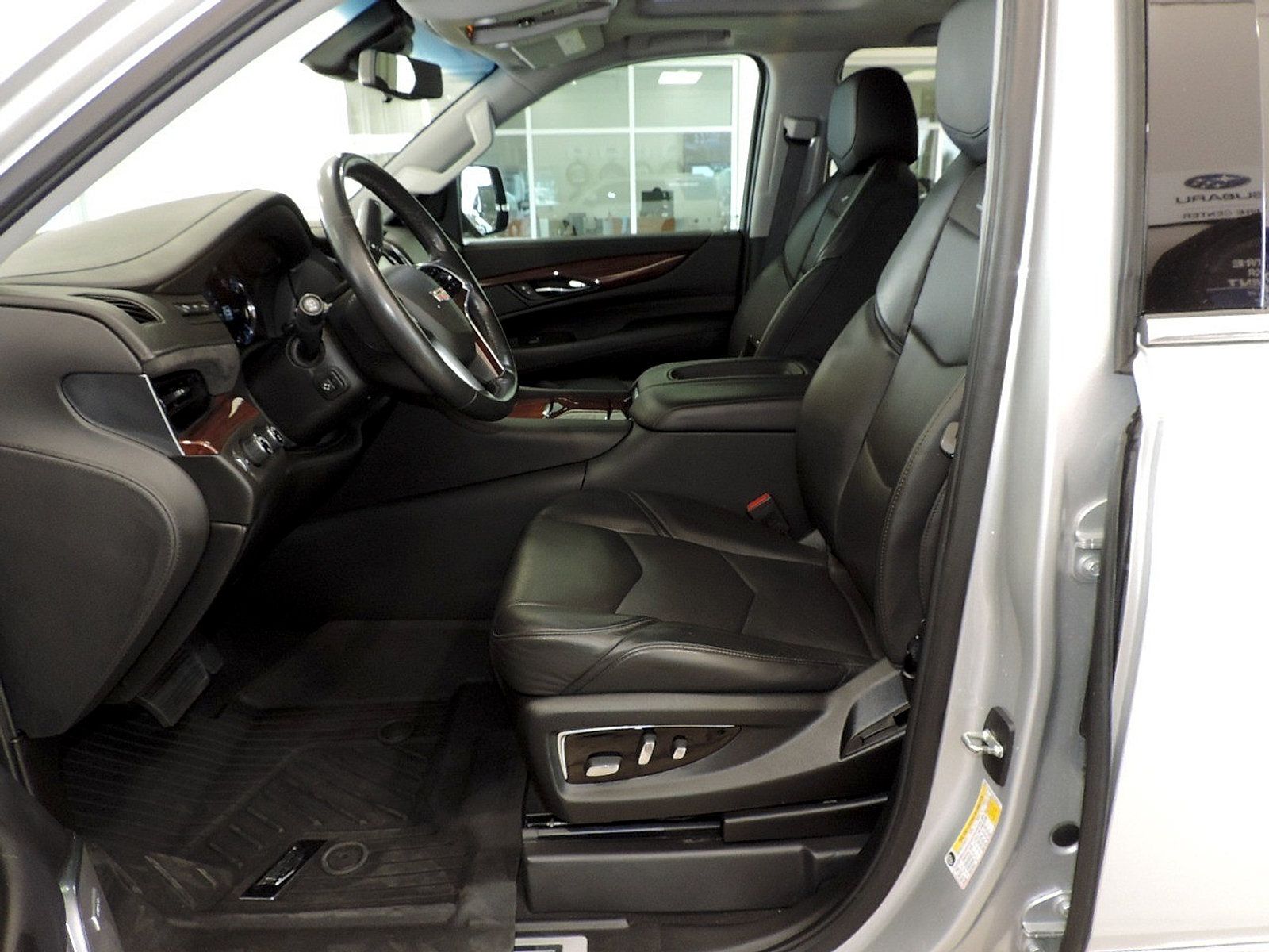 Used 2020 Cadillac Escalade Premium Luxury AWD/4WD image 16