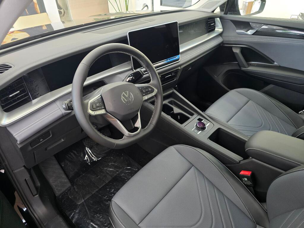 New 2026 Volkswagen Tiguan SE AWD/4WD image 16