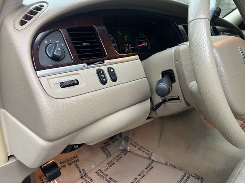 Used 2006 Lincoln Town Car Signature image 9