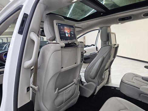 Used 2019 Chrysler Pacifica Limited w/ Tire & Wheel Group FWD image 26