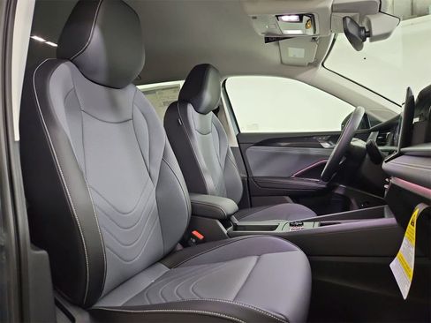 New 2025 Volkswagen Tiguan SE image 21