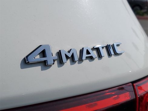 Used 2021 Mercedes-Benz GLB 250 4MATIC image 8