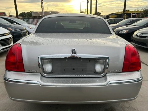 Used 2009 Lincoln Town Car Signature Limited RWD image 4