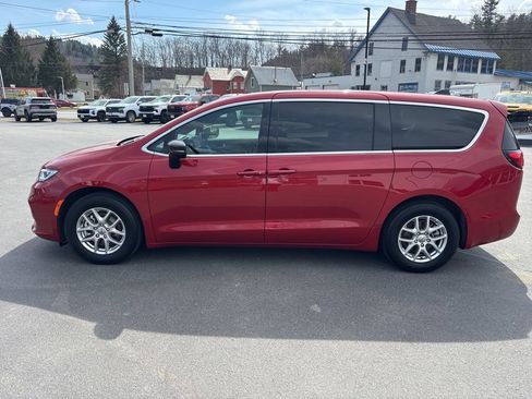 Used 2025 Chrysler Pacifica Select FWD image 2
