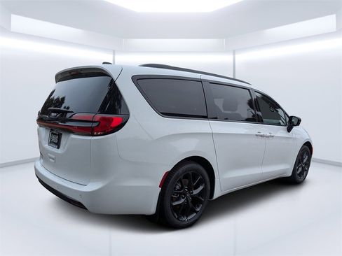 New 2026 Chrysler Pacifica Select w/ S Appearance Package image 3