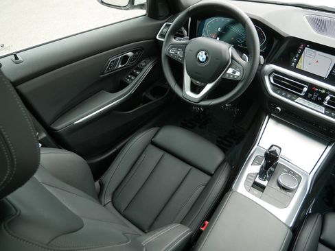 Used 2022 BMW 330i xDrive Sedan w/ Driving Assistance Package image 9