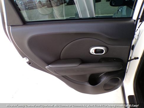 Used 2015 Kia Soul FWD image 16