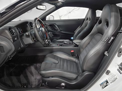Used 2015 Nissan GT-R Premium image 21