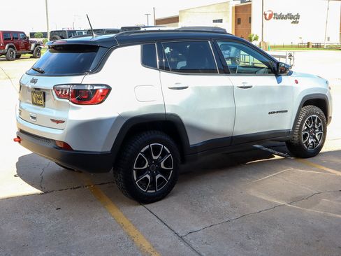 Used 2025 Jeep Compass Trailhawk AWD/4WD image 18