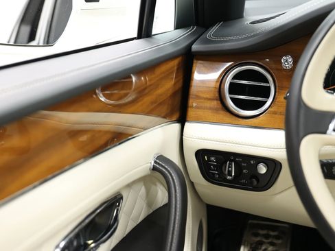 Used 2018 Bentley Bentayga Onyx Edition AWD/4WD image 35