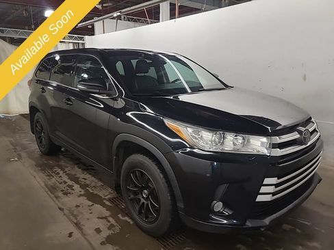 Used 2019 Toyota Highlander LE AWD/4WD image 6