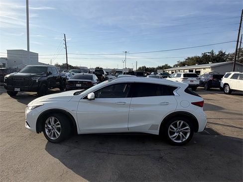 Used 2017 INFINITI QX30 Premium w/ Navigation Package image 8