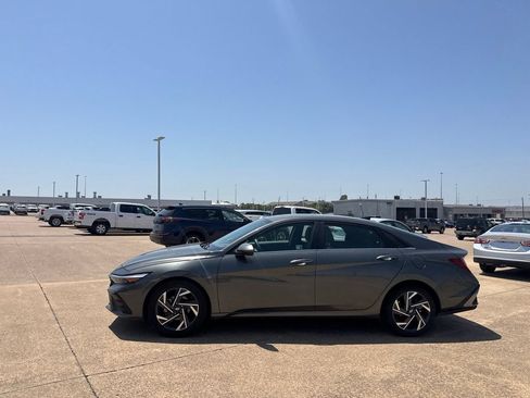 Used 2025 Hyundai Elantra SEL FWD image 13