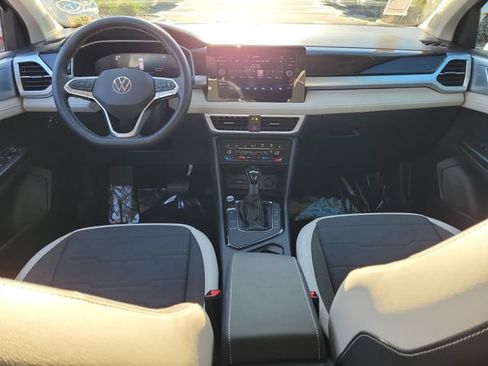 Certified 2025 Volkswagen Taos SE w/ Panoramic Sunroof Package FWD image 12