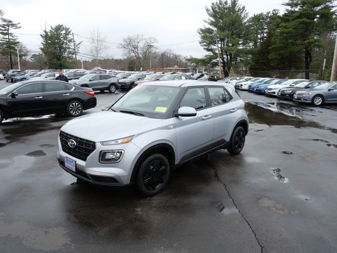 Used 2020 Hyundai Venue SE image 1