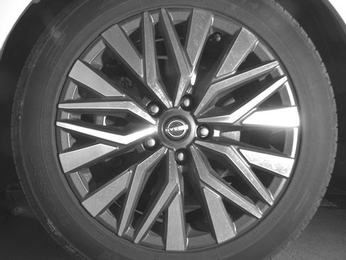 Used 2025 Nissan Altima 2.5 SV FWD image 12