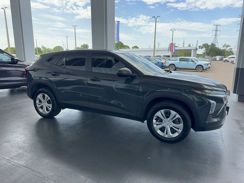 Used 2025 Chevrolet Trax LS FWD image 5