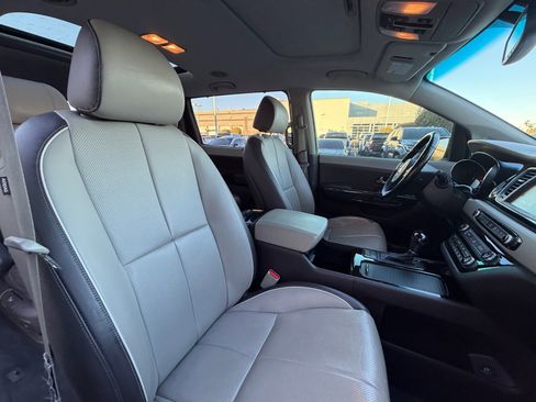 Used 2016 Kia Sedona SX Limited image 19