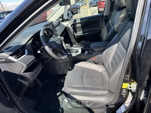Used 2021 Toyota RAV4 XLE Premium image 14