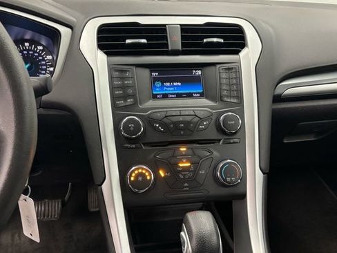 Used 2015 Ford Fusion SE image 18