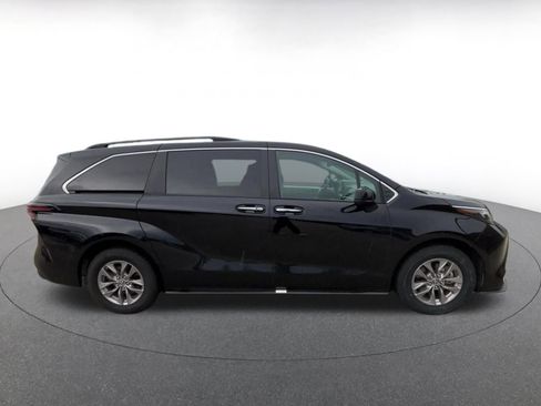 Used 2024 Toyota Sienna XLE FWD image 16