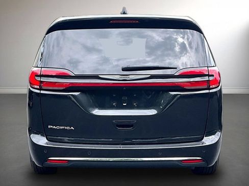 Used 2023 Chrysler Pacifica Touring-L FWD image 6