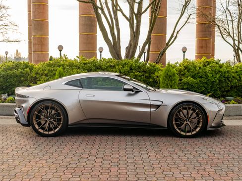 Used 2025 Aston Martin V8 Vantage Coupe image 40