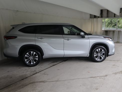Used 2025 Toyota Highlander XLE AWD/4WD image 6