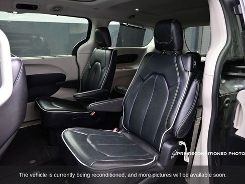 Used 2023 Chrysler Pacifica Limited image 8