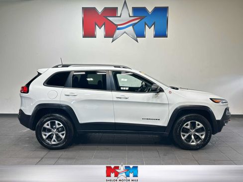 Used 2016 Jeep Cherokee Trailhawk w/ Cold Weather Group AWD/4WD image 1