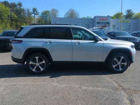 New 2026 Jeep Grand Cherokee Limited w/ Luxury Tech Group II AWD/4WD image 9