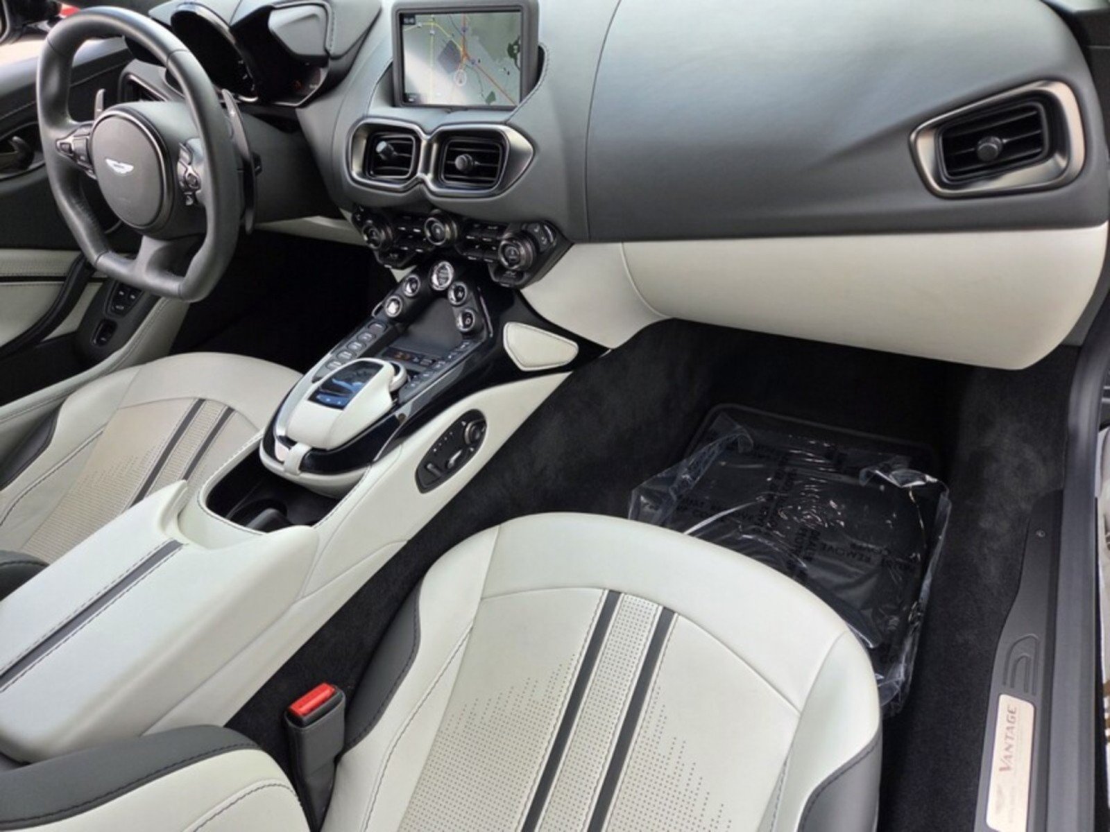 Used 2023 Aston Martin V8 Vantage Roadster RWD image 18