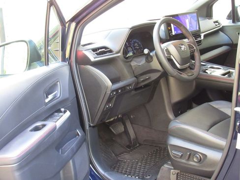 Used 2025 Toyota Sienna XSE AWD/4WD image 10