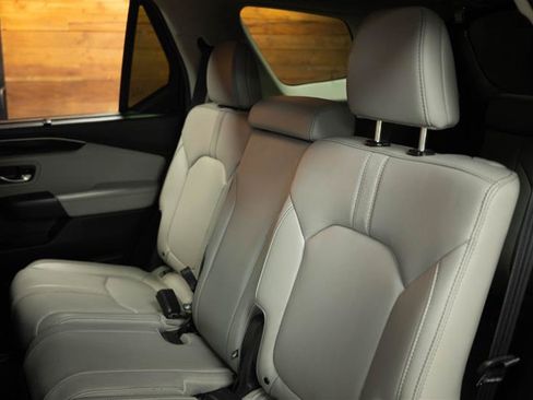 Used 2024 Honda Pilot Touring image 13