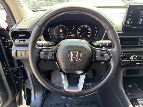 Used 2025 Honda Pilot Touring image 19