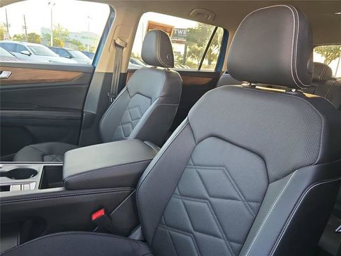 Used 2025 Volkswagen Atlas SE FWD image 12