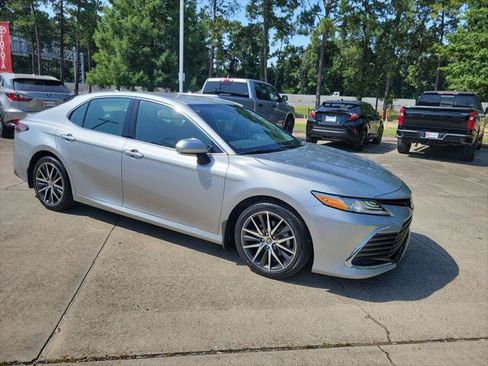 Certified 2021 Toyota Camry XLE FWD image 9